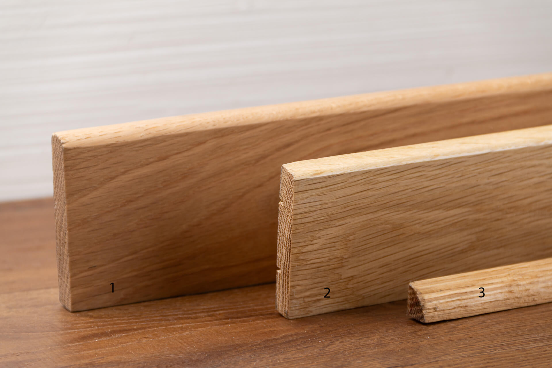 Plinthe massive chêne brut, verni ou assortie